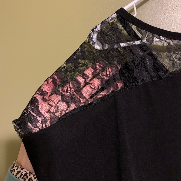 Black flowy lace Vneck - Picture 5 of 5